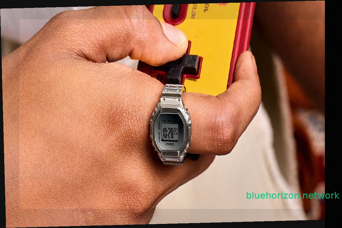 Casio CRW-H001M-8: Smart Ring with Classic Watch Design