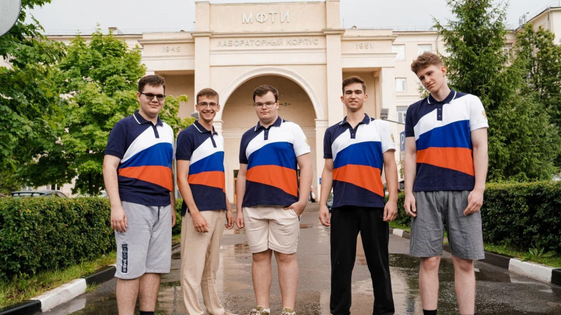 Preview Putin Congratulates Russian Students on International Physics Olympiad Victory