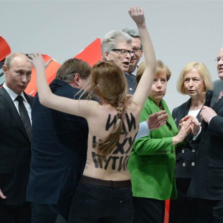 Putin Approves Law Allowing University Students to Teach in Schools