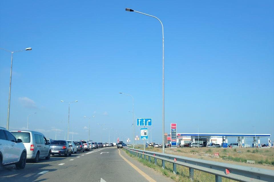 Preview 35-Kilometer Traffic Jam Forms at Crimean Bridge Checkpoint from Taman