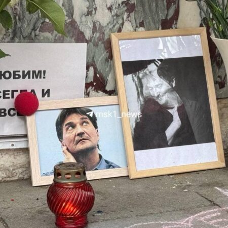 Десятки людей пришли проститься с Юрием Бутусовым к Театру им. Пушкина