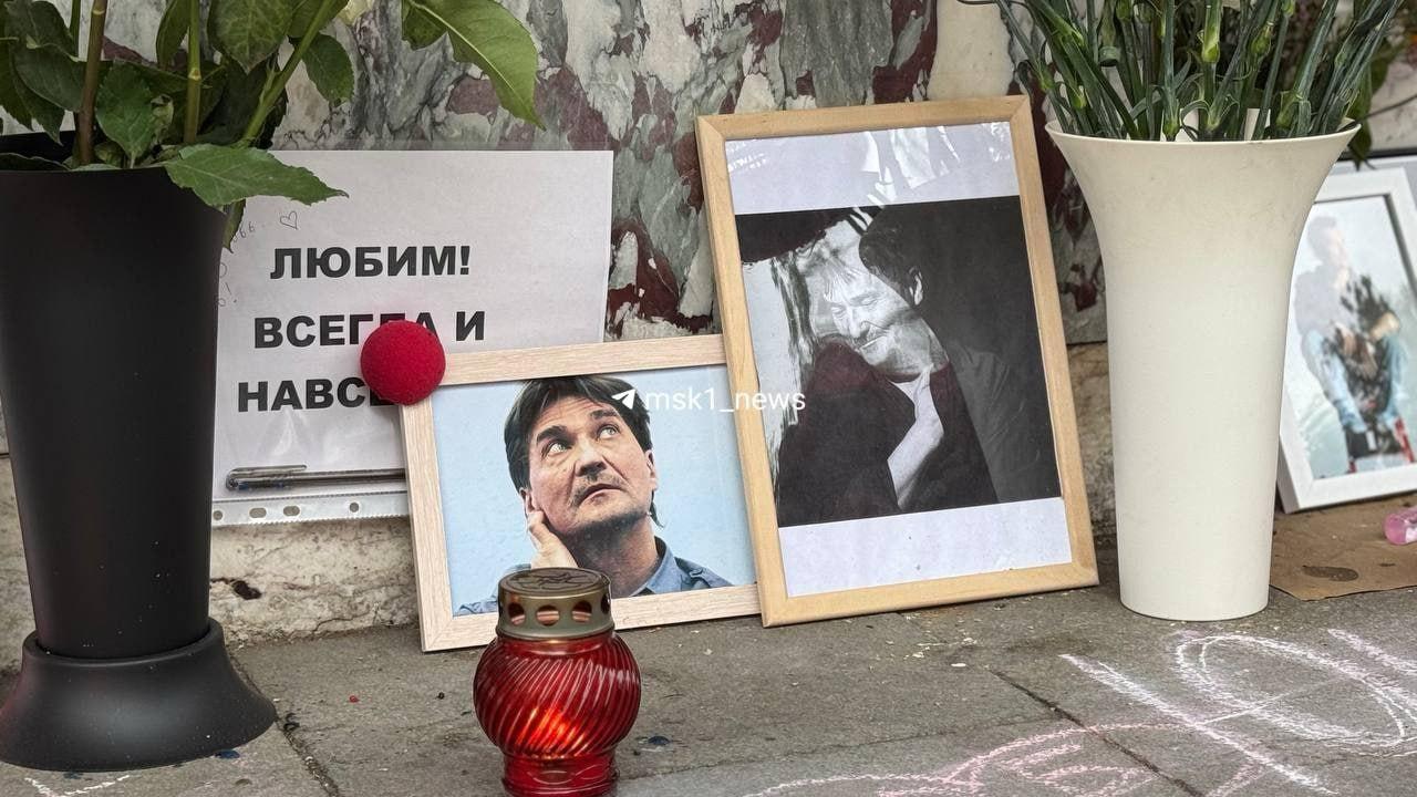 Preview Десятки людей пришли проститься с Юрием Бутусовым к Театру им. Пушкина