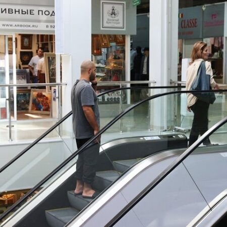 ‘Коммерсант’: 1 сентября эскалаторы и траволаторы в ТЦ могут остановиться