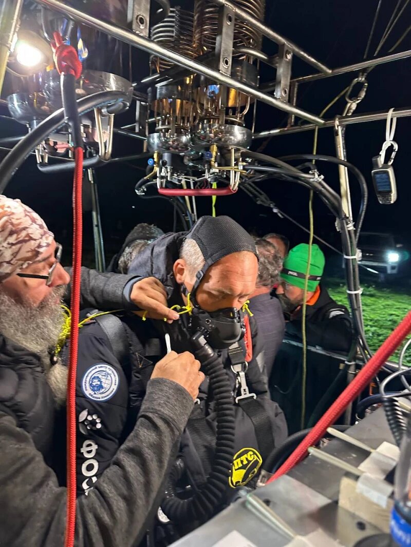 Preview Russian Pilots Break Hot Air Balloon Altitude Record