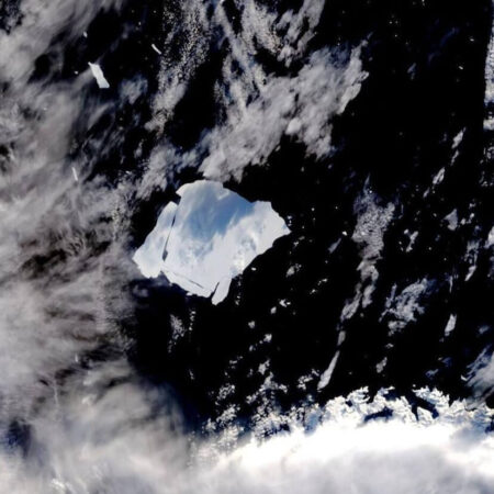 Мирового лидера среди айсбергов, А23а, постиг раскол