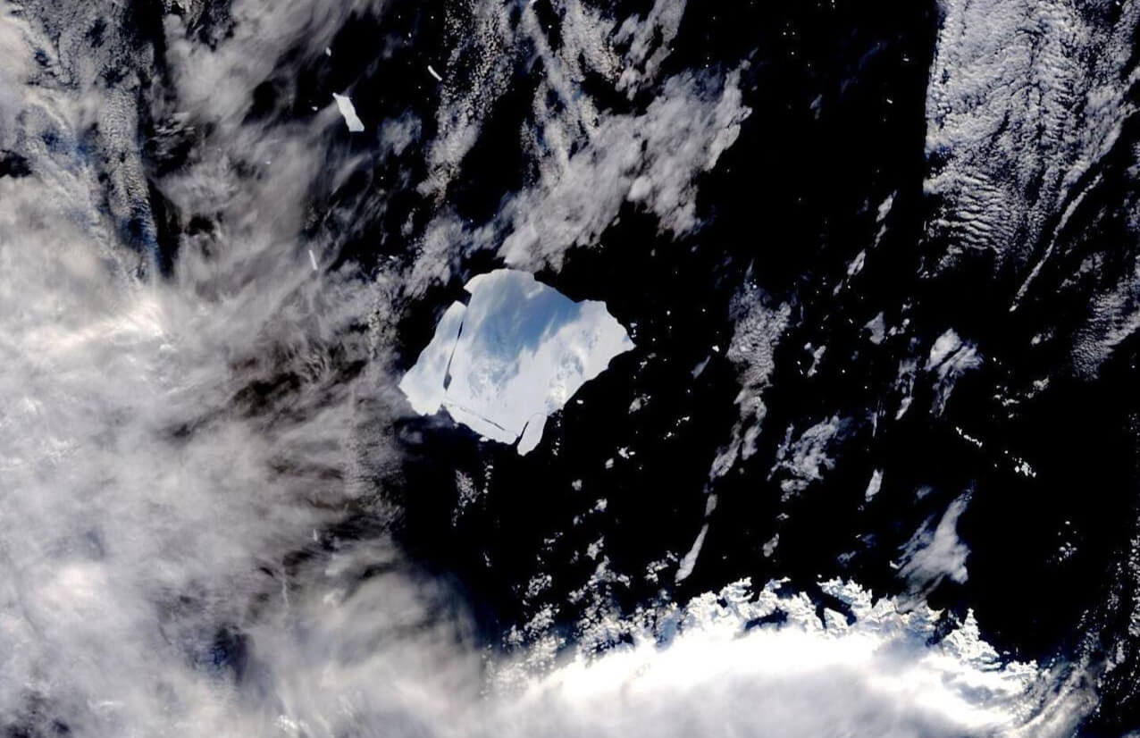 Preview Мирового лидера среди айсбергов, А23а, постиг раскол