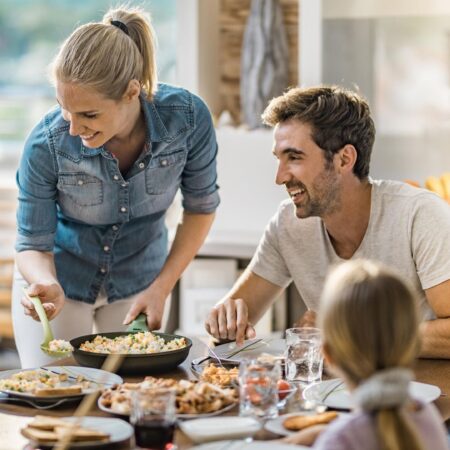 Миронов предлагает предоставлять соцпомощь многодетным до 18-летия ребенка