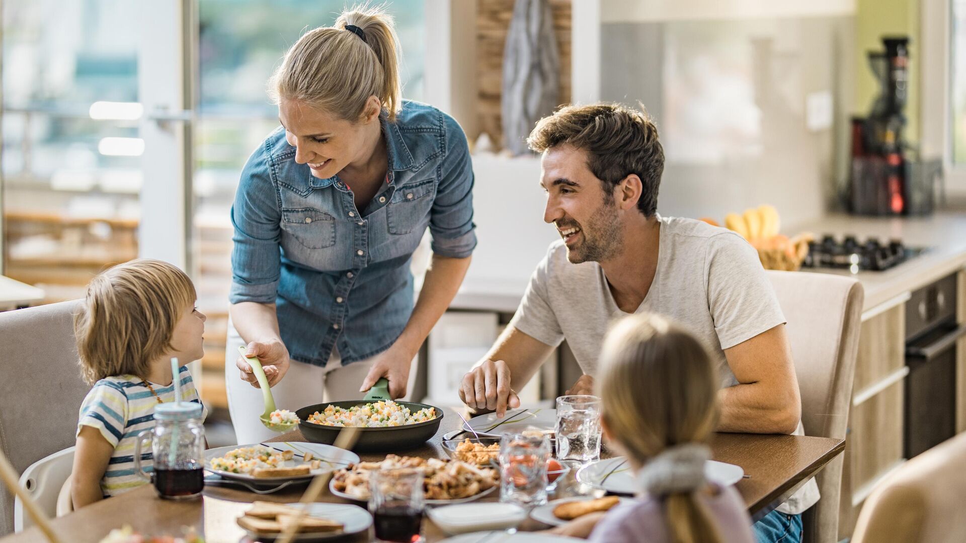 Preview Миронов предлагает предоставлять соцпомощь многодетным до 18-летия ребенка