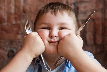 ЮНИСЕФ: Ожирение среди детей и подростков стало распространеннее недовеса