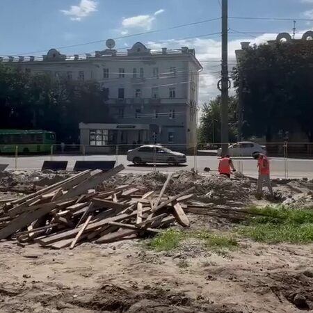 Хинштейн раскритиковал подрядчика за задержку ремонта школы и площади в Курске