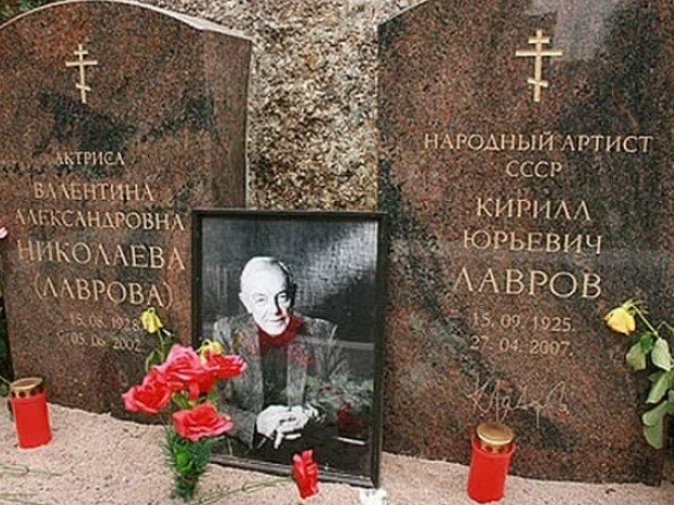 Preview Commemorative Stone Laid for Legendary Actor Kirill Lavrov in St. Petersburg