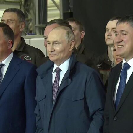 Путин поздравил работников “Мотовилихинских заводов” с Днем оружейника