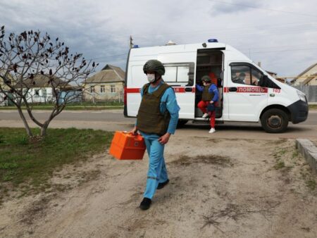 Путин отметил госнаградами медиков из Белгородской и Курской областей