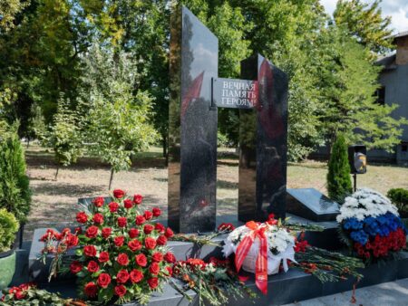 Родители погибших на СВО студентов высадили розы на аллее памяти в ДНР