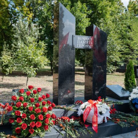 Родители погибших на СВО студентов высадили розы на аллее памяти в ДНР