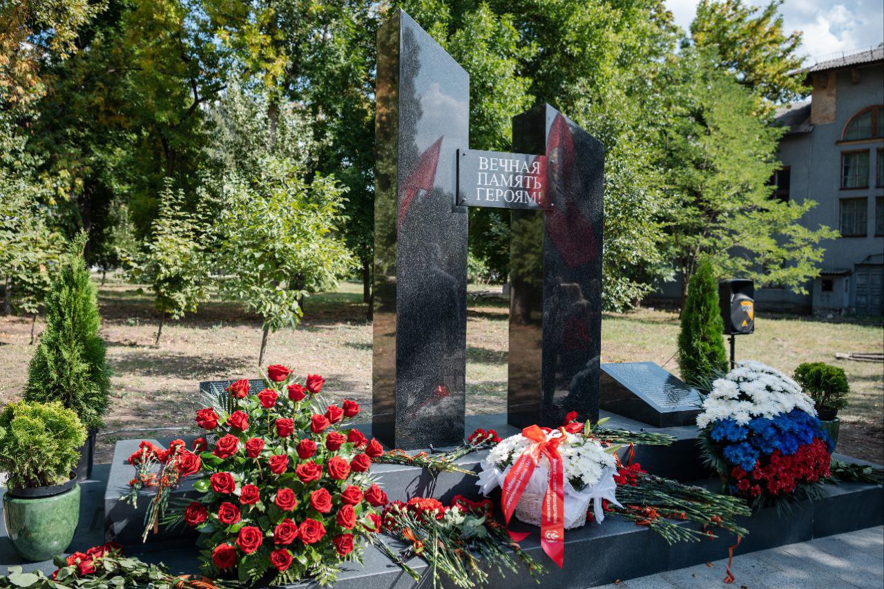 Preview Родители погибших на СВО студентов высадили розы на аллее памяти в ДНР