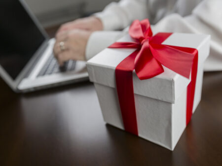 Новая мошенническая схема с “подарками” на день рождения: предупреждение от Госдумы