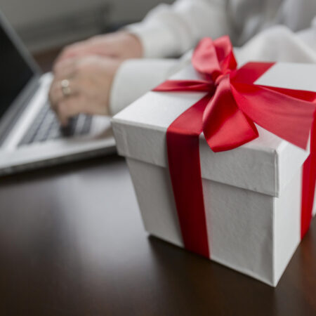 Новая мошенническая схема с “подарками” на день рождения: предупреждение от Госдумы