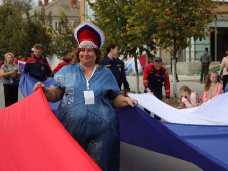 В Геническе развернули флаг РФ в годовщину воссоединения с Херсонской областью