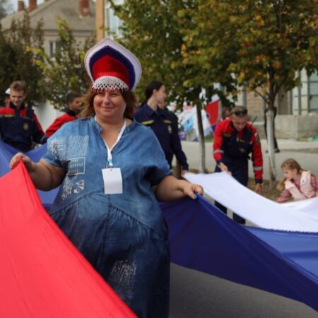 В Геническе развернули флаг РФ в годовщину воссоединения с Херсонской областью