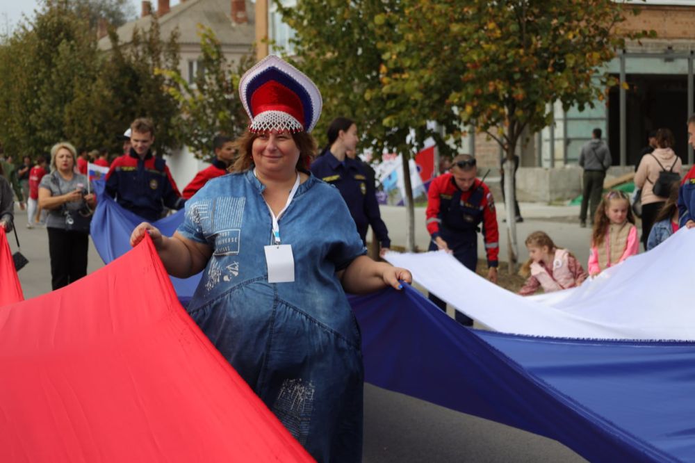 Preview В Геническе развернули флаг РФ в годовщину воссоединения с Херсонской областью