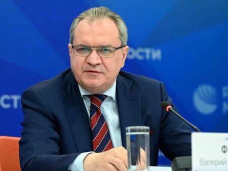 Сотни тысяч детей мигрантов в России не учатся в школах, заявил глава СПЧ