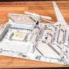 MSI MAG X870E GAMING PLUS MAX WIFI: placa base con diseño albino y un VRM de 14+2+1 fases