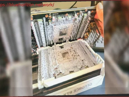 Va a hacer el mantenimiento de su AORUS GeForce RTX 5090 y se encuentra que está bañada en pasta térmica